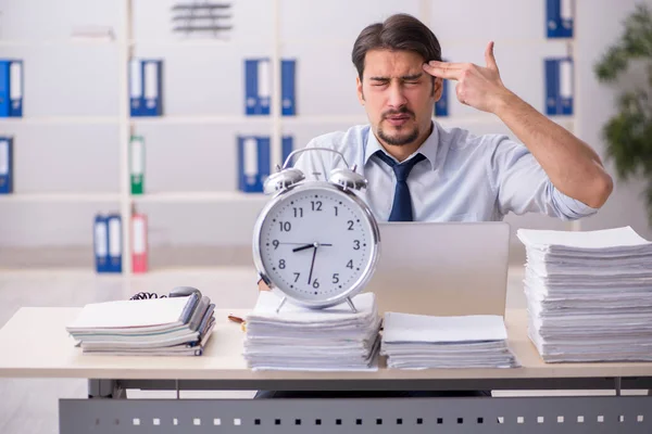 Jovem empresário empregado infeliz com excesso de trabalho no de — Fotografia de Stock