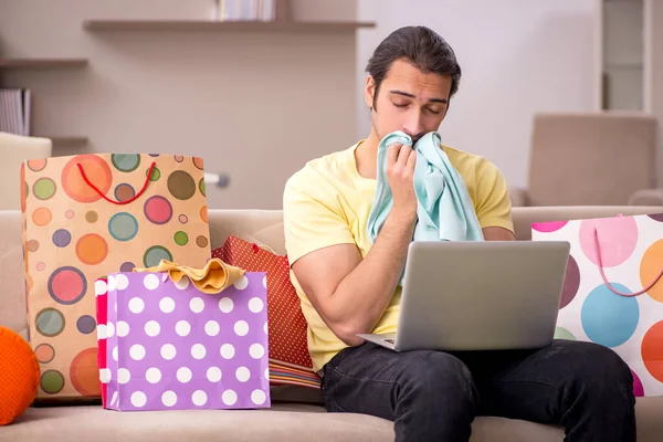 Jeune homme commandant des boîtes-cadeaux via Internet — Photo