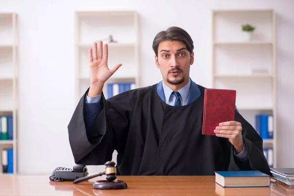 Juez joven trabajando en la sala del tribunal —  Fotos de Stock