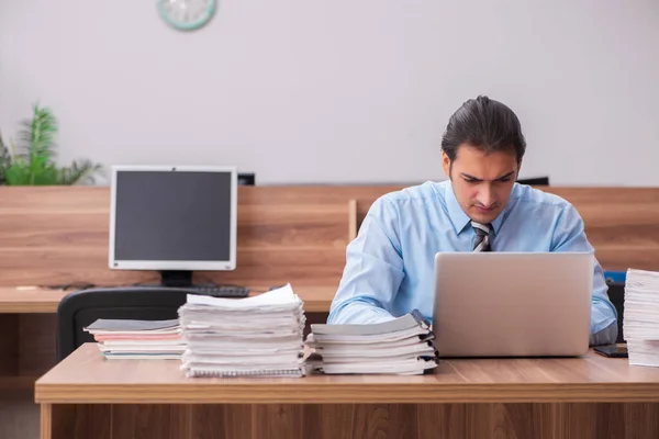 Junge männliche Mitarbeiter unzufrieden mit exzessiver Arbeit — Stockfoto