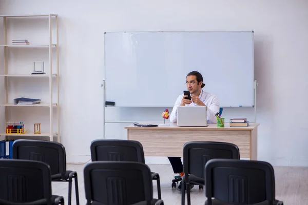 Νεαρός άνδρας γιατρός δίνει σεμινάριο στην τάξη — Φωτογραφία Αρχείου