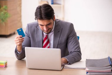 Ecommerce konseptinde genç işadamı