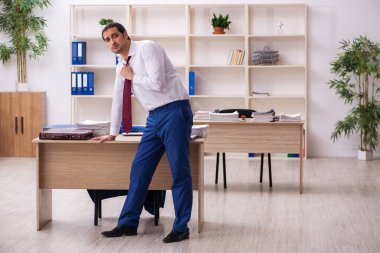 Mola sırasında spor yapan genç erkek çalışanlar.