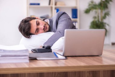 Genç erkek çalışanın uyuyakalma konsepti