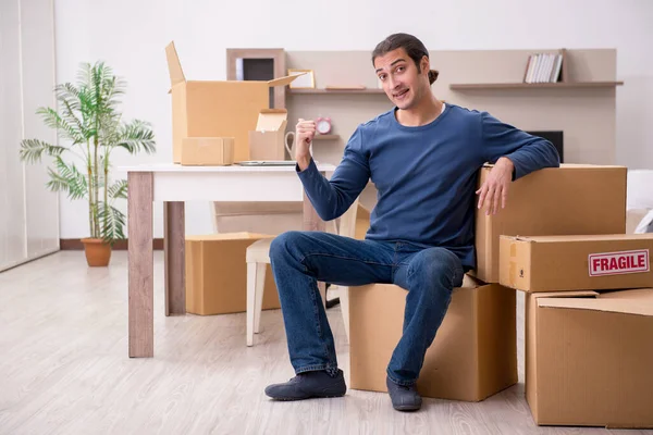 Young man moving to new flat — Stock Photo, Image