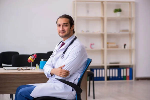 Junge männliche Arzt gibt Seminar im Klassenzimmer — Stockfoto
