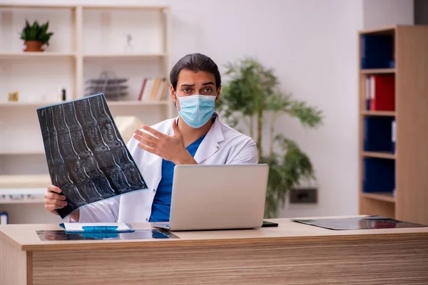Jovem médico radiologista usando máscara facial durante a pandemia — Fotografia de Stock