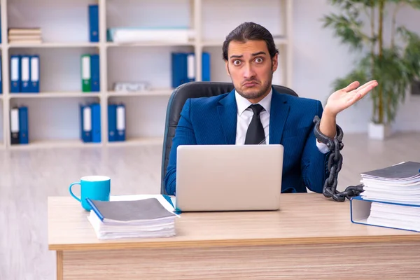 Angeketteter männlicher Angestellter unzufrieden mit exzessiver Arbeit im Büro — Stockfoto