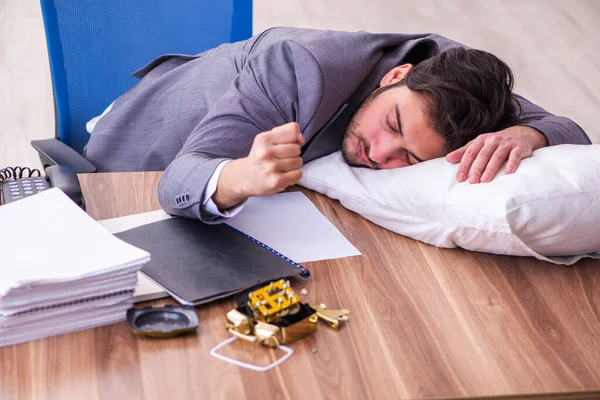 Ung manlig anställd i oversleeping koncept — Stockfoto