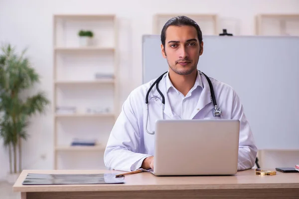 Joven doctor en concepto de telemedicina —  Fotos de Stock