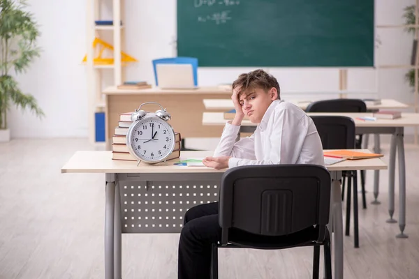 Mužský žák v konceptu time managementu — Stock fotografie