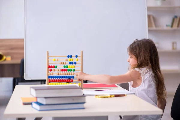 Petite fille se préparant pour les examens à la maison — Photo