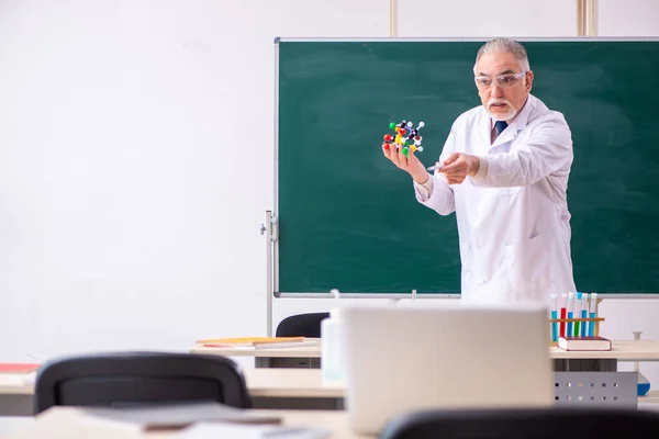 Starý učitel chemie v učebně — Stock fotografie