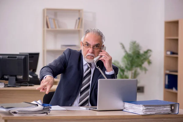 Aged businessman employee sitting in the office — Stock Photo, Image