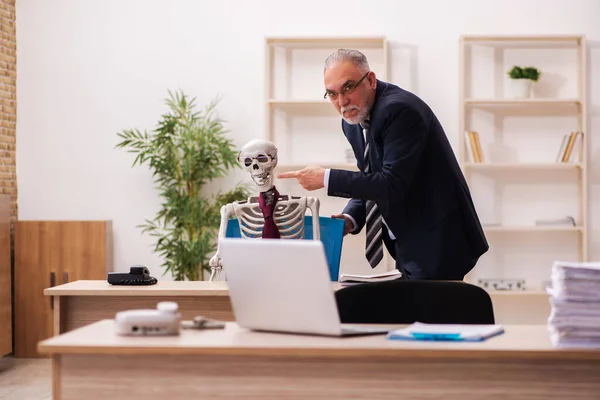 Employé décédé travaillant dans le bureau — Photo