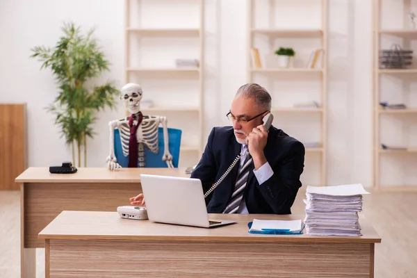 Funcionário morto trabalhando no escritório — Fotografia de Stock