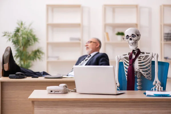 Dead employee working in the office — Stock Photo, Image