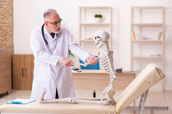 Paciente muerto visitando viejo doctor masculino — Foto de Stock