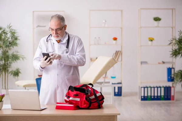 Velho médico masculino no conceito de primeiros socorros — Fotografia de Stock