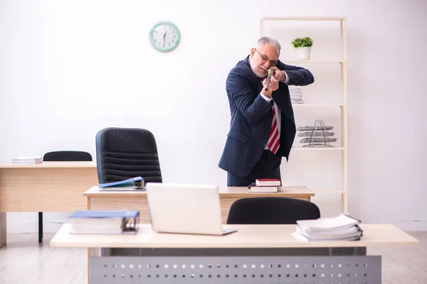 Viejo empleado de negocios sosteniendo rifa en la oficina — Foto de Stock