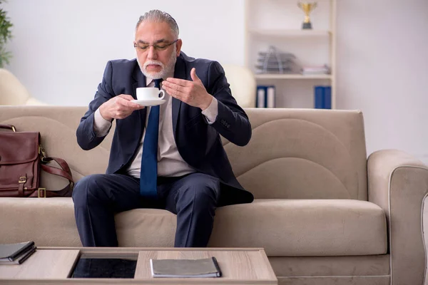 Old businessman employee waiting for business meeting — Stock Photo, Image