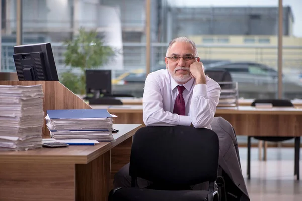 Ein alter Geschäftsmann und zu viel Arbeit im Büro — Stockfoto