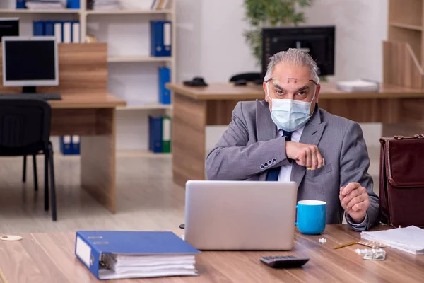 코로나 바이러스는 오래 된 사업가 직원을 감염 시켰습니다. — 스톡 사진