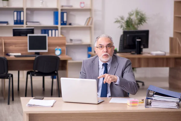 Alt männlich mitarbeiter working im die büro — Stockfoto