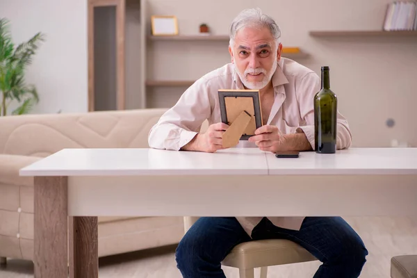 Viudo viejo bebiendo alcohol en casa —  Fotos de Stock