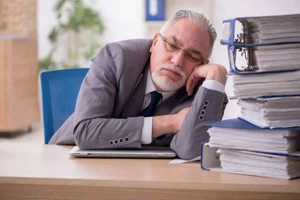 Velho funcionário masculino infeliz com excesso de trabalho no escritório — Fotografia de Stock