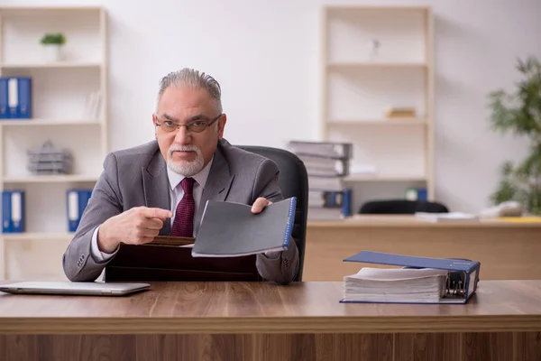 Velho empregado do sexo masculino que trabalha no escritório — Fotografia de Stock