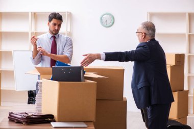 Taşınma konseptinde iki erkek çalışan.