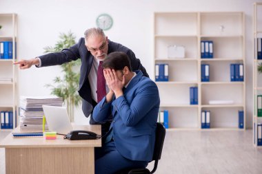 İşsizlik konseptinde iki erkek çalışan