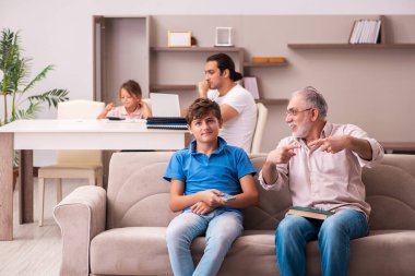 Salgın sırasında evde üç nesil