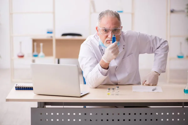 Homem velho químico que trabalha no laboratório durante a pandemia — Fotografia de Stock