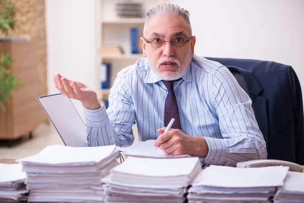 Vieil homme d'affaires employé mécontent du travail excessif dans le bureau — Photo