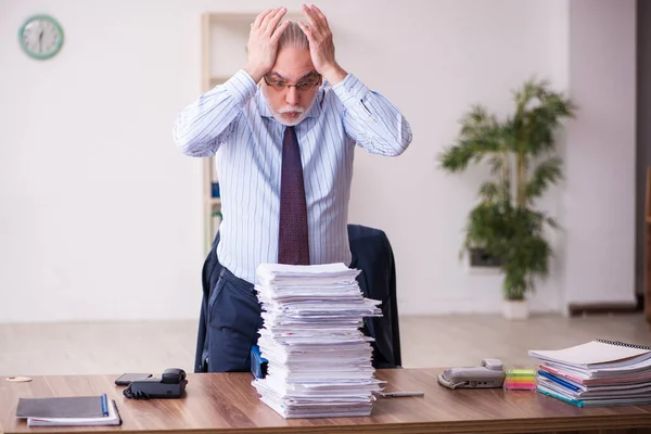 Alter Geschäftsmann Mitarbeiter unzufrieden mit exzessiver Arbeit im Büro — Stockfoto