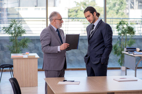 Два бизнесмена обсуждают бизнес-проект