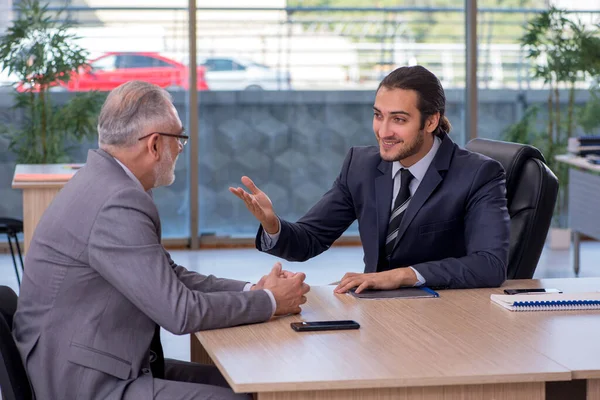Két üzletember üzleti projektről tárgyal. — Stock Fotó