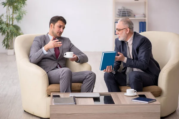 Deux hommes d'affaires discutent du projet sur le lieu de travail — Photo