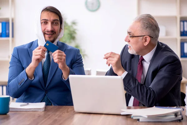 Jeune employé masculin souffrant de maux de dents au bureau — Photo