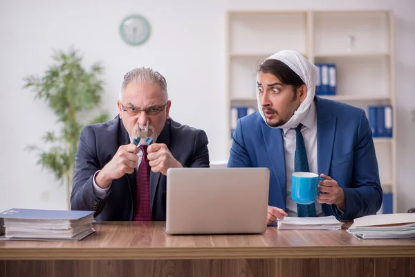 Junge männliche Angestellte leidet unter Zahnschmerzen im Büro — Stockfoto