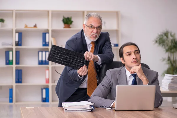 Due dipendenti nel concetto di bullismo — Foto Stock