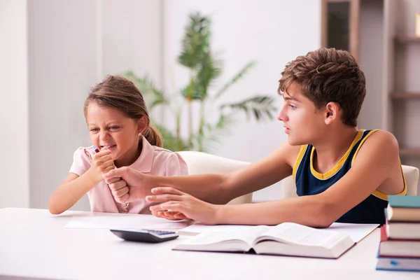 Skolpojke och hans lillasyster stannar hemma under pandemin — Stockfoto