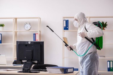 Eski erkek müteahhit ofis dezenfeksiyonu konsepti