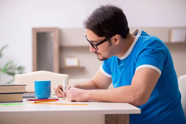 Jeune étudiant masculin étudiant à la maison — Photo