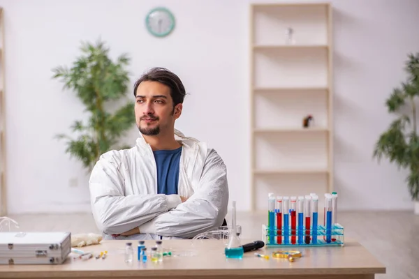 Jonge mannelijke chemicus werkt in het lab tijdens een pandemie — Stockfoto