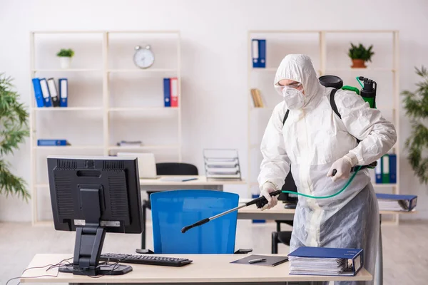 Viejo contratista en concepto de desinfección de oficina — Foto de Stock