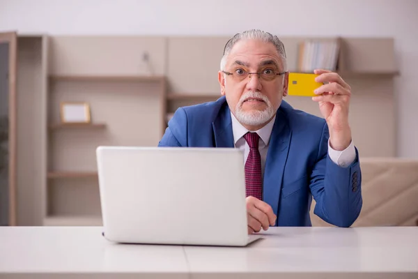 Old male employee working from home during pandemic — Stock Photo, Image