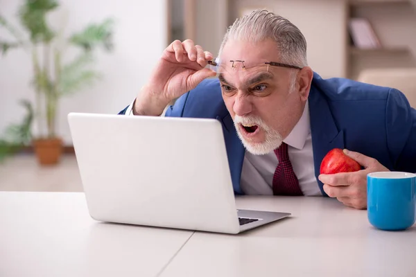 Old male employee working from home during pandemic — Stock Photo, Image